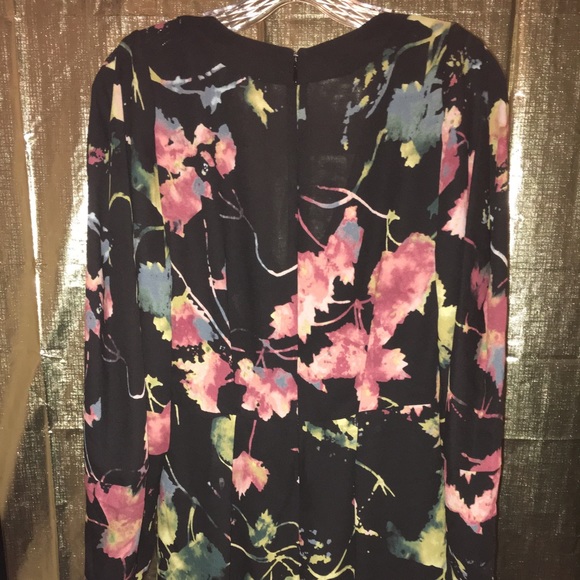 Chic Faux Wrap Romper - Picture 5 of 8